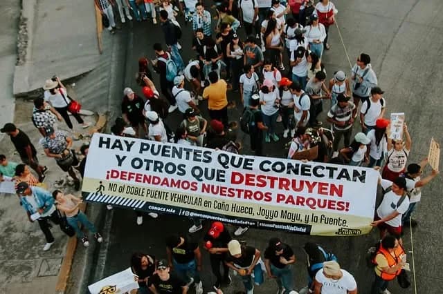 Marcha del movimiento "Menos Puentes, Más Ciudad", realizada en la primavera de 2023, buscando la defensa y protección de parques urbanos ante la tentativa del gobierno estatal por construir puentes vehiculares.